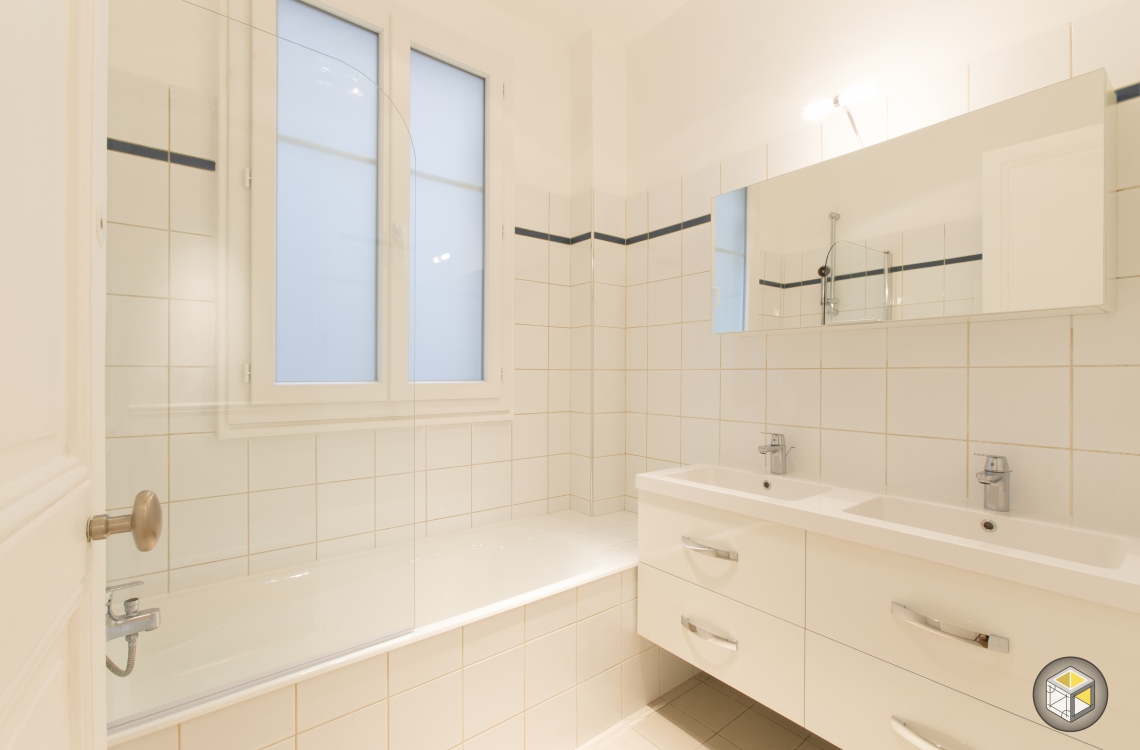 salle de bain blanc carrelage double vasque