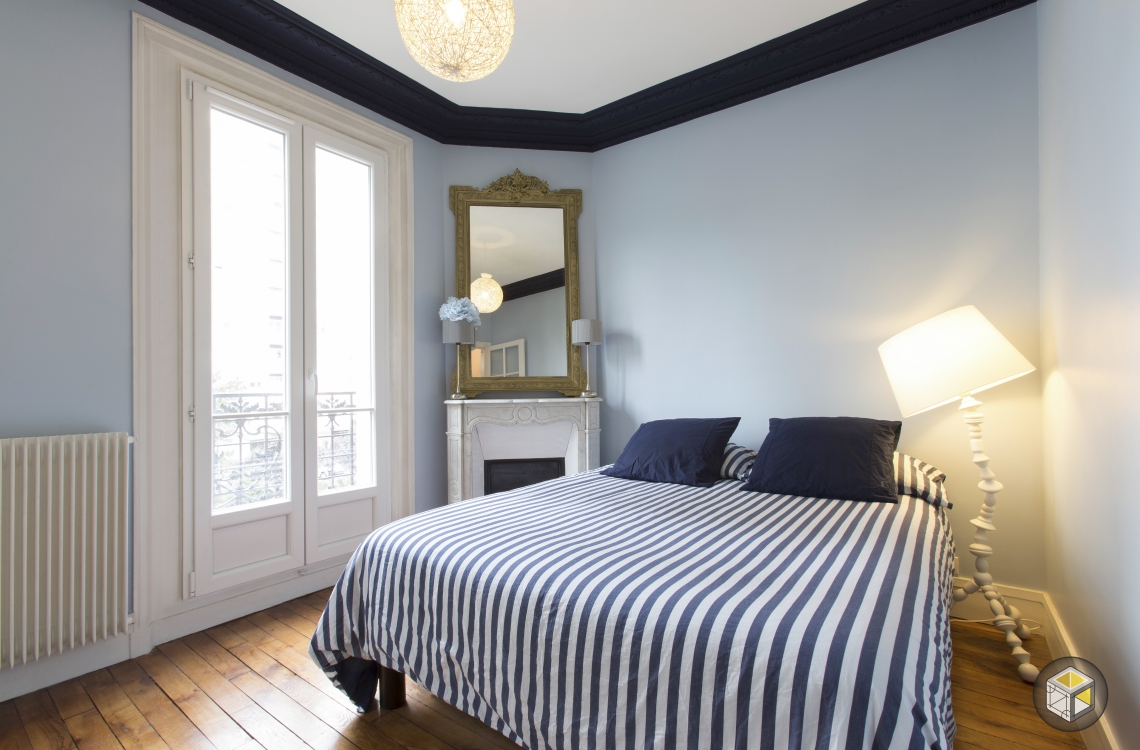 chambre parquet moulures bleu