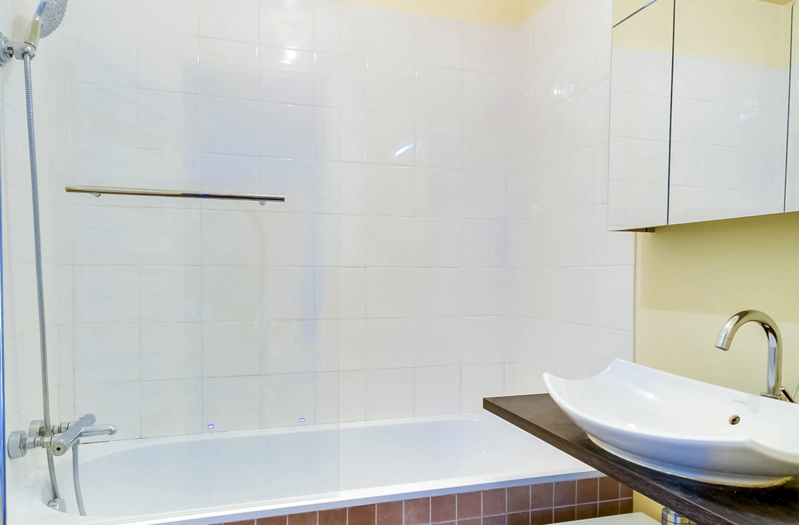 salle de bain baignoire meuble vasque
