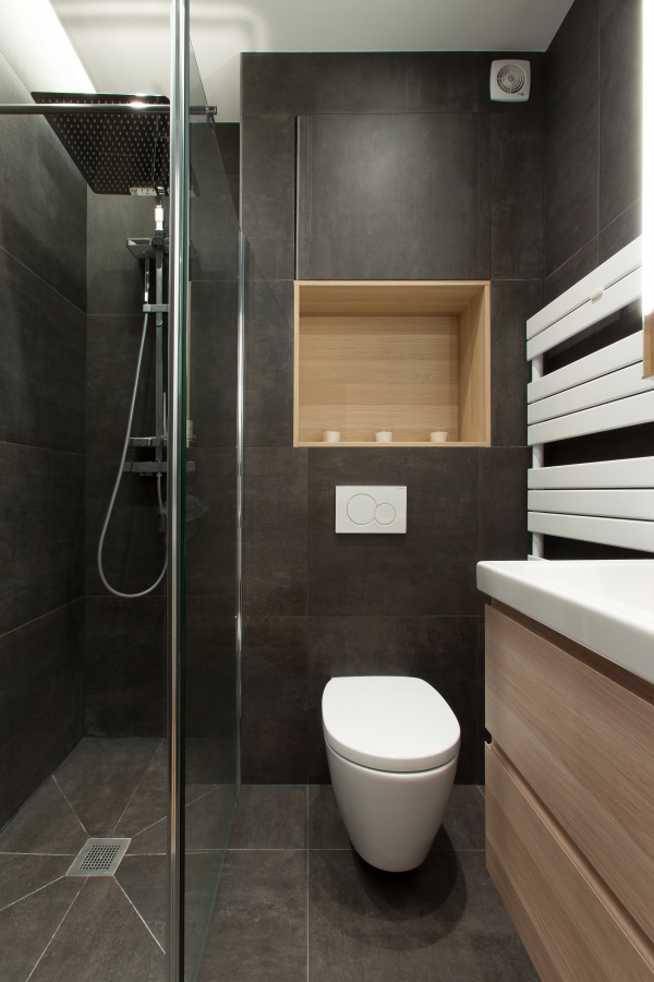 salle de bain noir bois wc